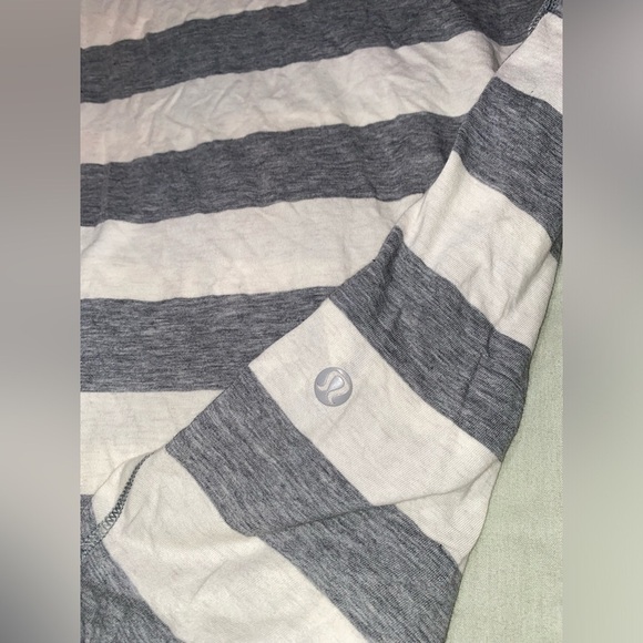 Lululemon Stripe Heathered Medium Grey Yogini 5 Year Short Sleeve Tee - Picture 2 of 4